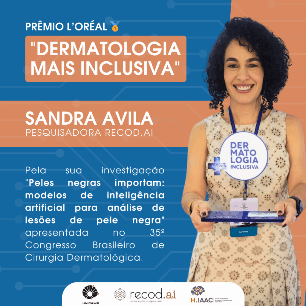 A imagem mostra a pesquisadora Sandra Avila, mulher branca de cabelos pretos curtos encaracolados com vestido marrom e sorrindo para a foto. Ela está segurando um troféu referente ao prêmio "Dermatologia + Inclusiva" que ela recebeu em virtude de sua pesquisa que chama atenção para a escassez de dados sobre câncer de pele em pessoas negras no Brasil, alertando que a falta de informações adequadas pode levar algoritmos a resolver problemas erroneamente, perpetuando desigualdades.