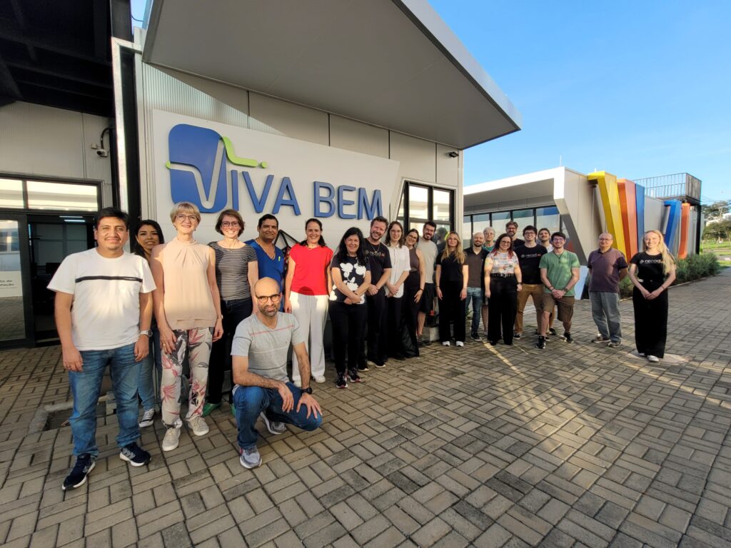 Profissionais do Centro Alemão de Ciência e Inovação (DWIH São Paulo) e pesquisadores do Laboratório de Inteligência Artificial, Recod.ai, posam em frente ao hub VIva Bem, localizado no Instituto de Computação da Unicamp.