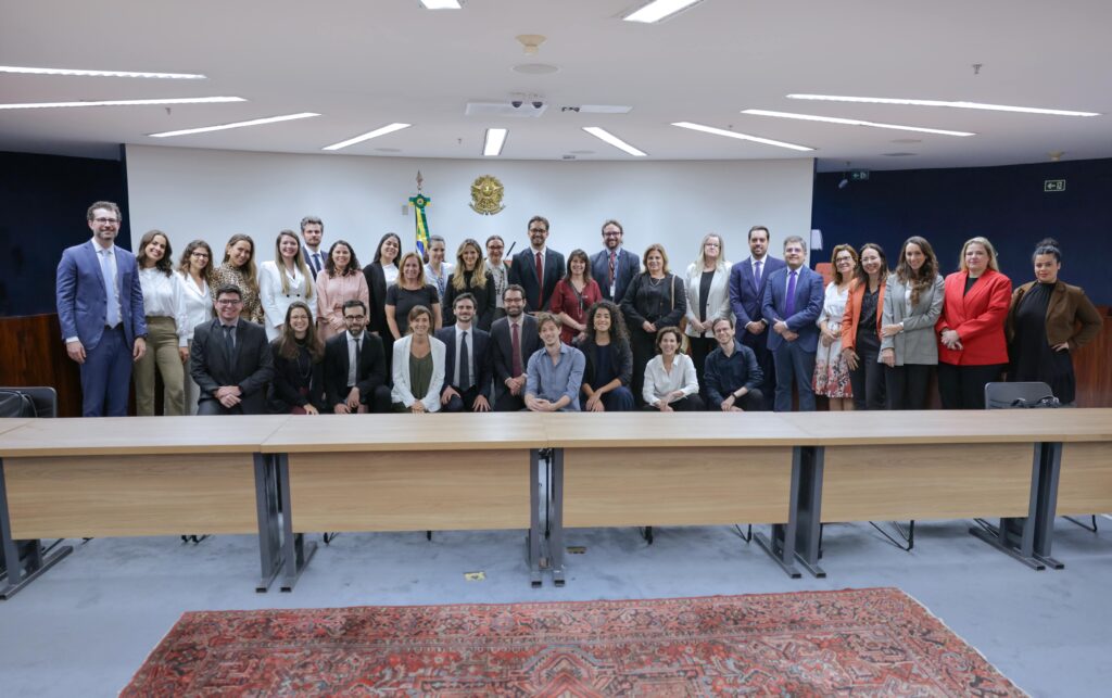 A imagem mostra um grupo de pesquisadores no Supremo Tribunal Federal. Esse encontro teve como objetivo discutir medidas protetivas para aumentar a segurança digital de crianças e adoescentes